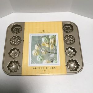Williams Sonoma Petits Four pan makes 20 flower shaped petits fours .